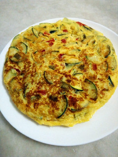 Una foto de Tortilla de calabacín y pimientos