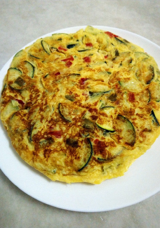 Una foto de Tortilla de calabacín y pimientos