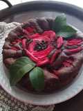 Rosa di petali di mele su torta di ricotta e cioccolato