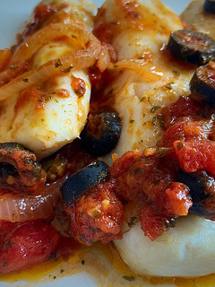 Una foto de Merluza al horno con tomate y anchoas