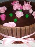 Tarta de kitkats con cerditos en barro y relleno de trufa y crema pastelera