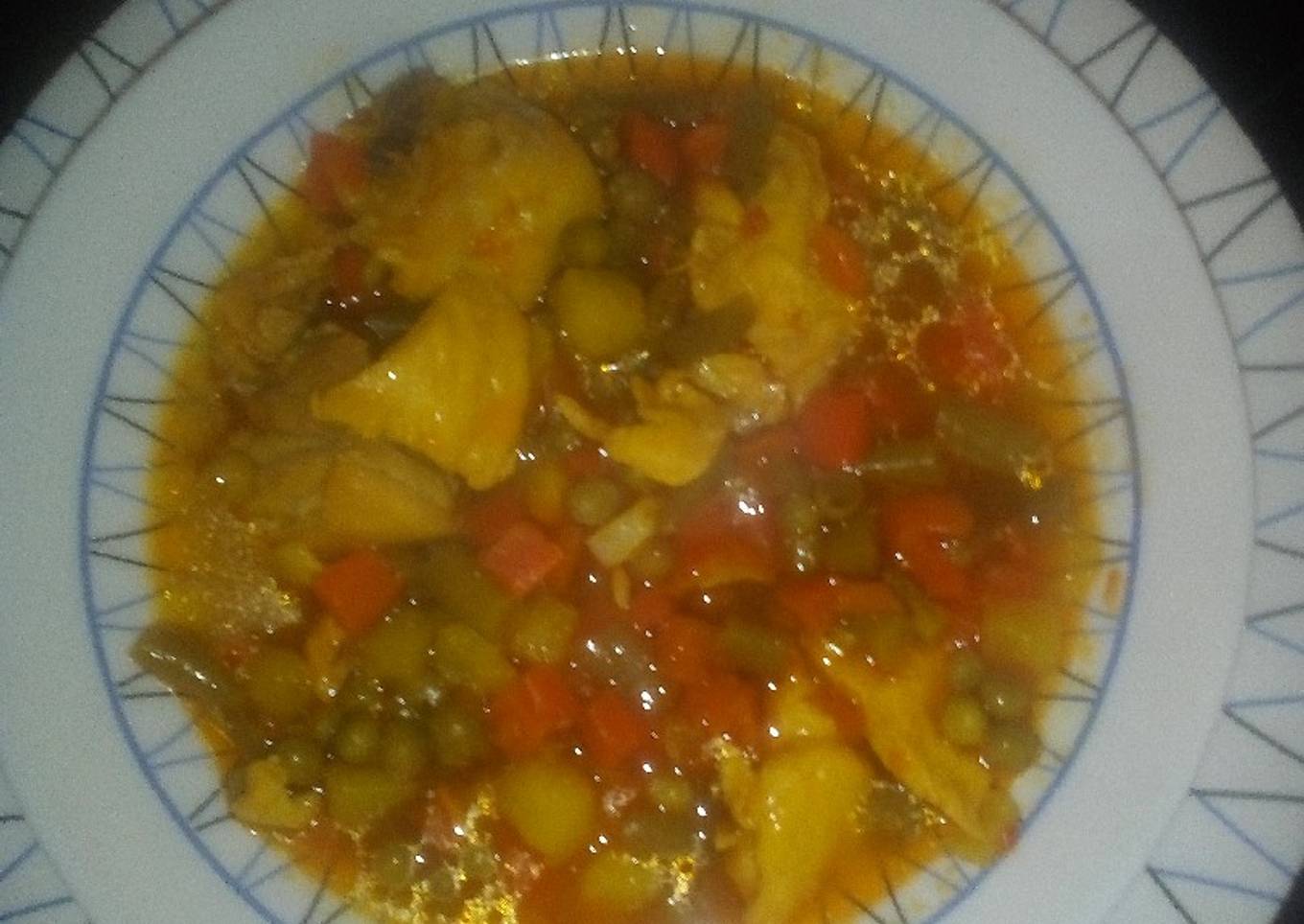 Menestra guisada con pollo en amarillo