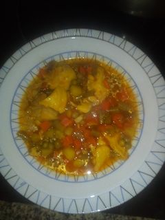 Una foto de Menestra guisada con pollo en amarillo