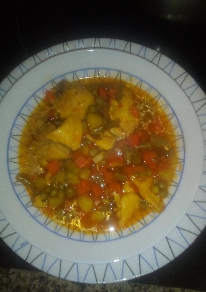 Una foto de Menestra guisada con pollo en amarillo