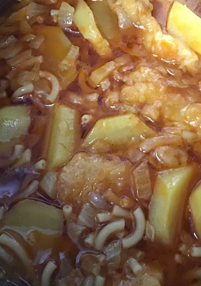 Una foto de Bacalao con pimiento choricero, patatas y fideos