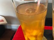 Una foto de duraznos coctel
