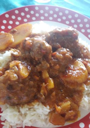 Una foto de Albóndigas saladas a la portuguesa con arroz