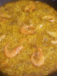 Una foto de Paella de pescado con carne de cerdo, carne de pollo y conejo
