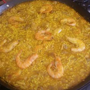 Paella de pescado con carne de cerdo, carne de pollo y conejo