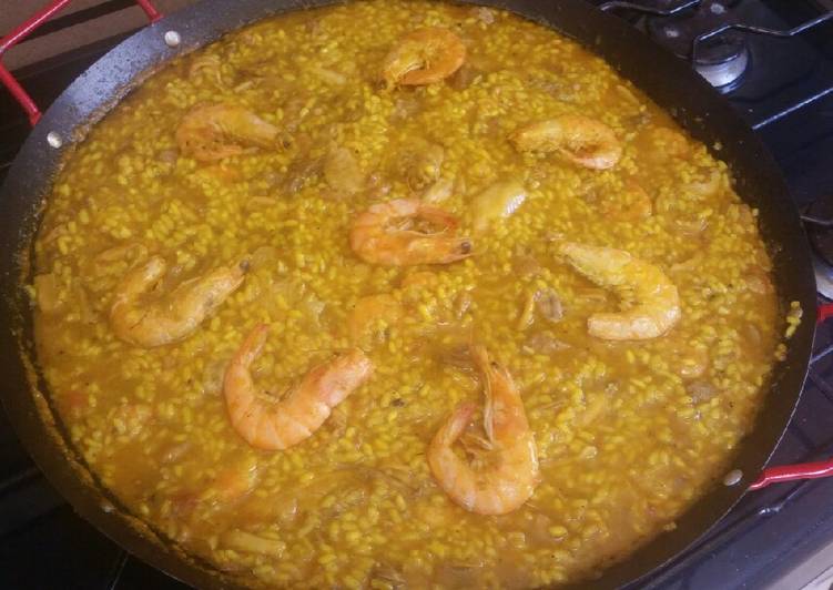 Paella de pescado con carne de cerdo, carne de pollo y conejo