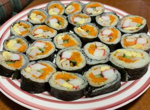 Hình của món Cơm cuộn rong biển.