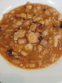 Una foto de Pulpo cocido con alubias blancas cocida