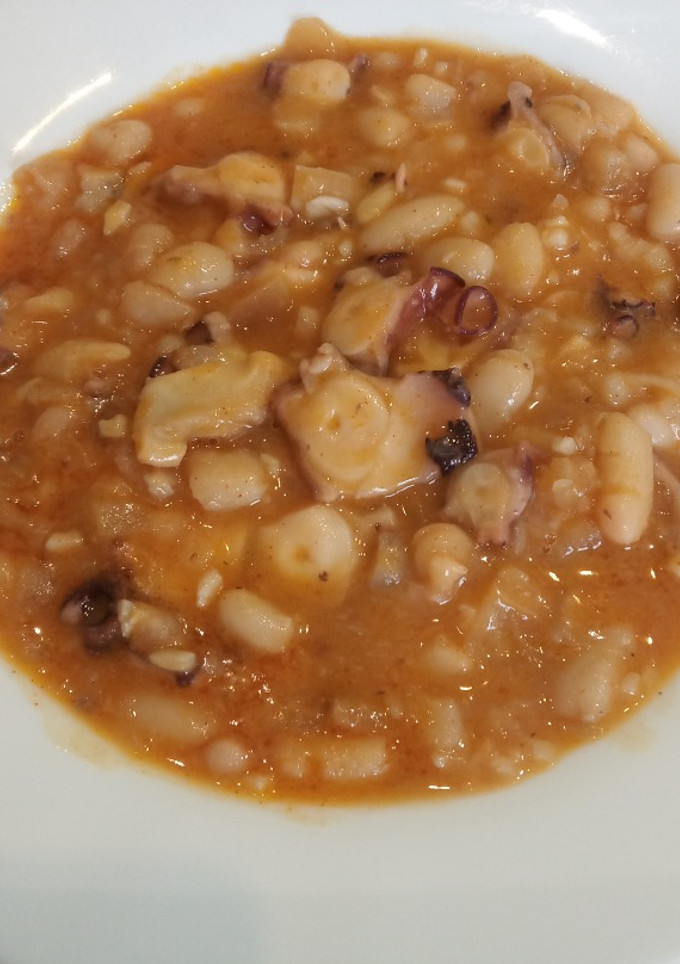 Una foto de Pulpo cocido con alubias blancas cocida