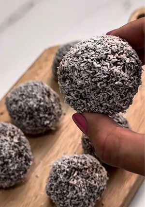 Una foto de TRUFAS de banana y chocolate SIN TACC Y SIN Azúcar