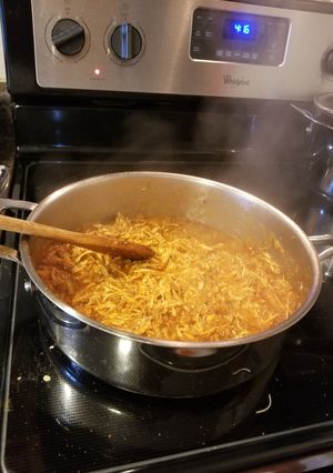 Una foto de Pechuga con loganiza en salsa roja