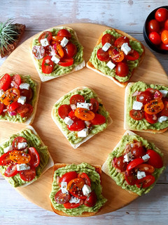 Une photo de Tartines d'avocats tomates feta