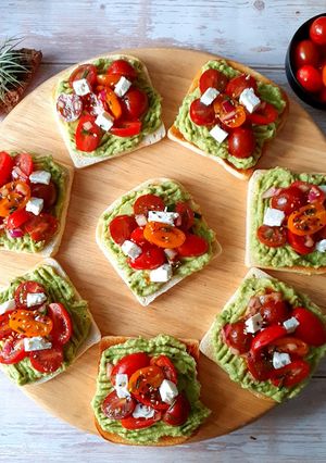 Une photo de Tartines d'avocats tomates feta