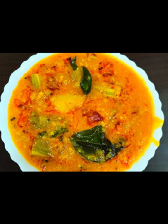 சவுத் இந்தியன் ஸ்டைல் சாம்பார் (South indian style sambar recipe in tamil) செய்முறை முக்கிய புகைப்படம்