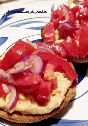 Foto di Friselle con pomodori e Hummus di ceci