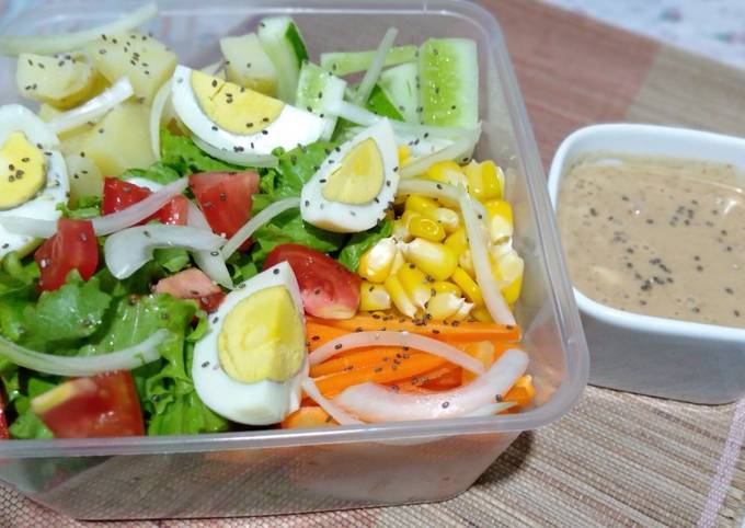 Salad sayur topping chia seeds saos wijen sangrai