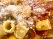 Une photo de pesto tomate