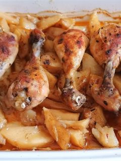 Hagymás krumpliágyon sült csirkecombok 🍗🥔🧅 recept fotója