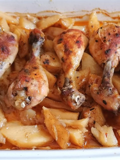Hagymás krumpliágyon sült csirkecombok 🍗🥔🧅 recept fotója