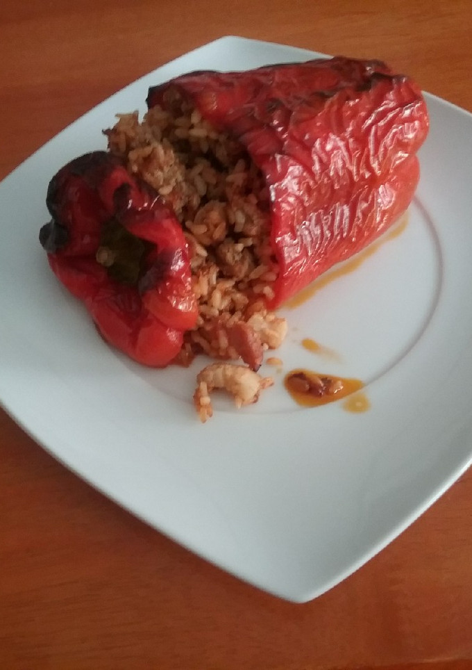 Una foto de Pimientos rellenos de carne y piñones
