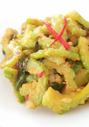 A picture of Bitter gourd in salted egg yolks.