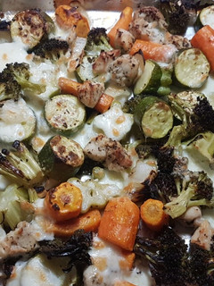 Una foto de Pollo con vegetales al horno