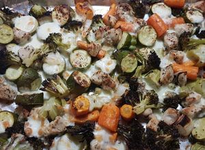 Una foto de Pollo con vegetales al horno