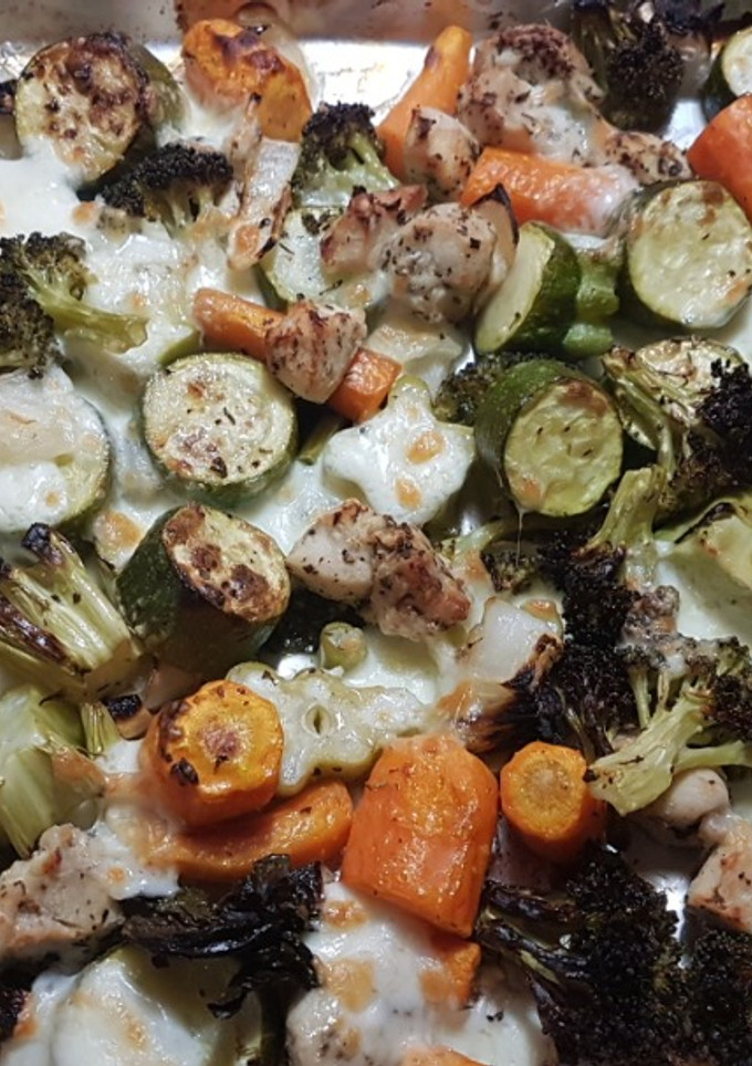 Una foto de Pollo con vegetales al horno