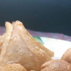 A picture of Qeema ke samosa.