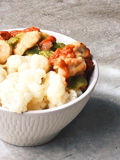 Una foto de Pollo a la cerveza con verduras en olla rápida