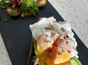 Foto principal de Tosta gourmet de huevo escalfado con salmón y aguacate con ensalada de granada