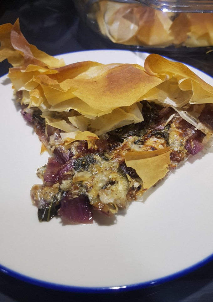 Una foto de Cebolla roja caramelizada con parmesano en masa filo