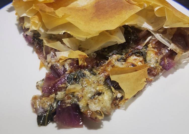 Cebolla roja caramelizada con parmesano en masa filo