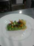 Rol de aguacate con relleno de camarón y pollo
