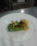 Rol de aguacate con relleno de camarón y pollo