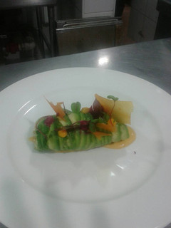 Una foto de Rol de aguacate con relleno de camarón y pollo
