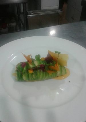 Una foto de Rol de aguacate con relleno de camarón y pollo