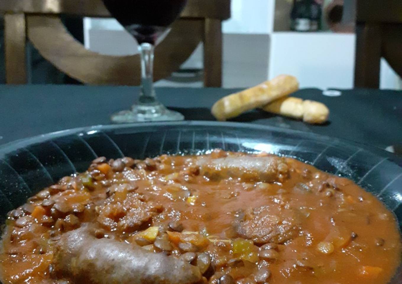 Guiso de lentejas, chorizo colorado y salchicha criolla