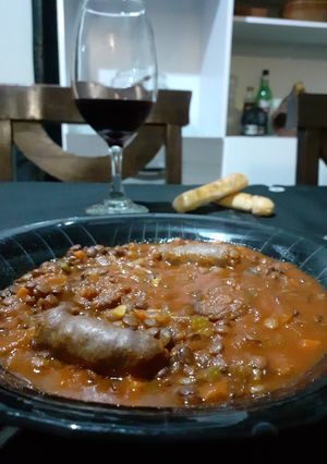 Una foto de Guiso de lentejas, chorizo colorado y salchicha criolla