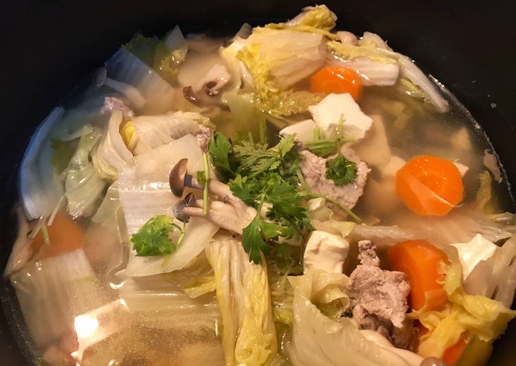 How to Prepare Homemade Preserved cabbage pork bone soup (酸菜白肉锅）