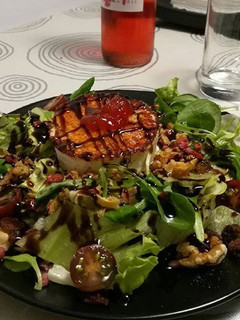 Una foto de 🥗Ensalada tibia de queso de cabra🥗