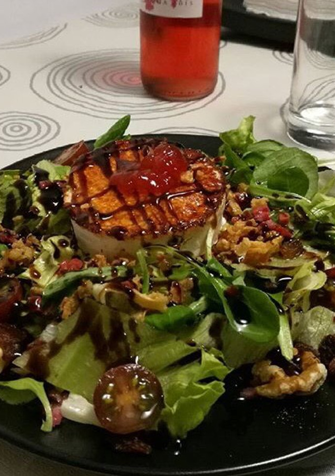 Una foto de 🥗Ensalada tibia de queso de cabra🥗