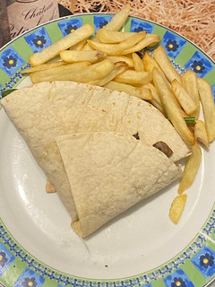 Una foto de Wrap con pollo, champiñones, espinaca, guacamole y papas a la francesa ✨