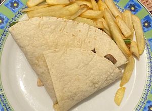 Una foto de Wrap con pollo, champiñones, espinaca, guacamole y papas a la francesa ✨