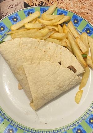 Una foto de Wrap con pollo, champiñones, espinaca, guacamole y papas a la francesa ✨