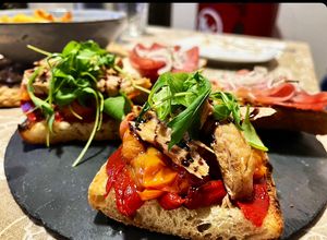 Foto principal de Tosta de pimiento caramelizado, tomate confitado, melva y rúcula